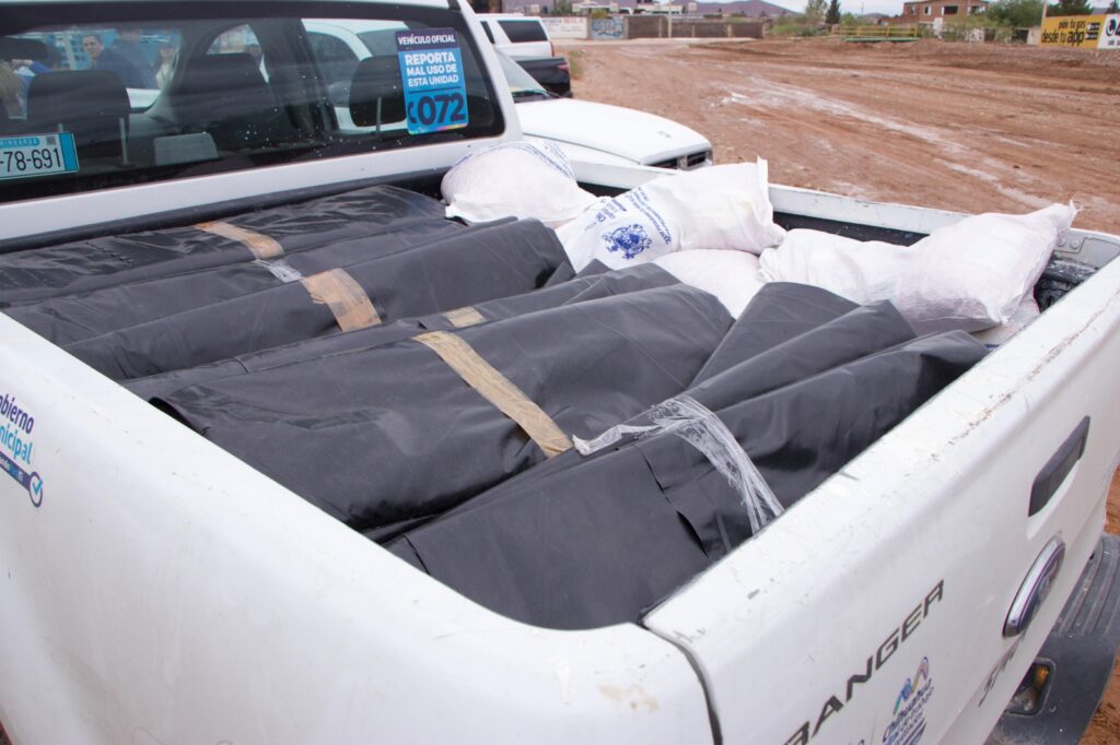 Ofrece Municipio tramos de hule para proteger viviendas por lluvias