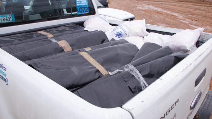 Ofrece Municipio tramos de hule para proteger viviendas por lluvias