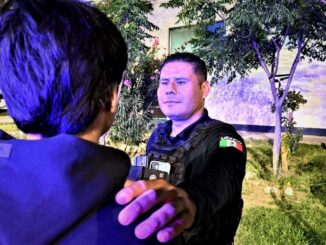 Rescatan a joven que intentaba lanzarse de puente
