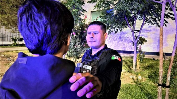 Rescatan a joven que intentaba lanzarse de puente