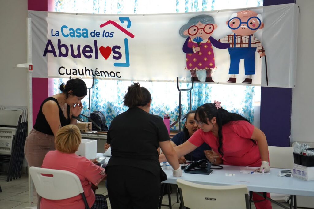 Lleva Estado Feria de Salud a la Casa de los Abuelos de Cuauhtémoc