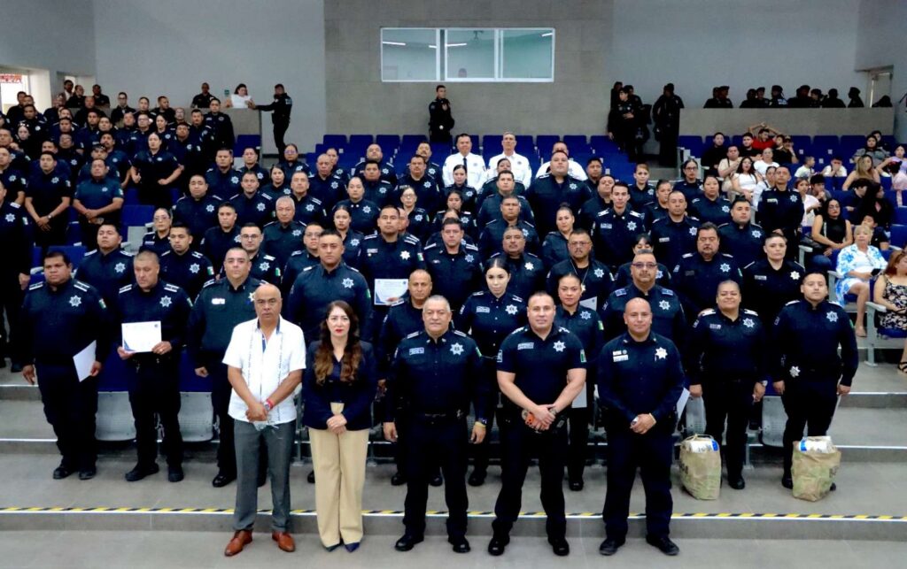 Reconocen a 60 policías por sus acciones en Julio