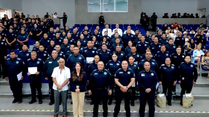 Reconocen a 60 policías por sus acciones en Julio