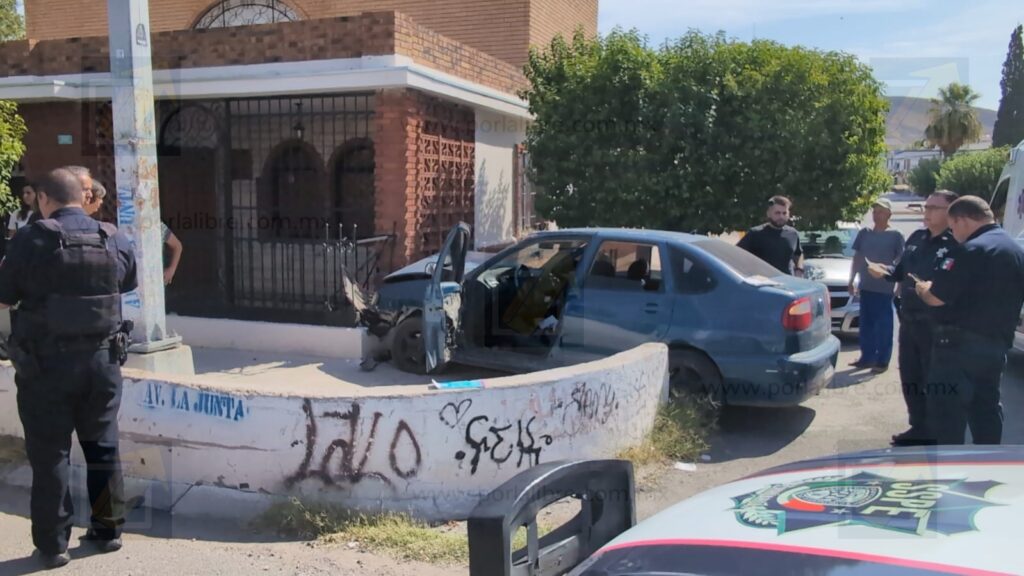 Exceso de velocidad y presunto estado de ebriedad terminan en choque contra una vivienda