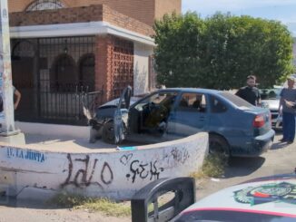 Exceso de velocidad y presunto estado de ebriedad terminan en choque contra una vivienda