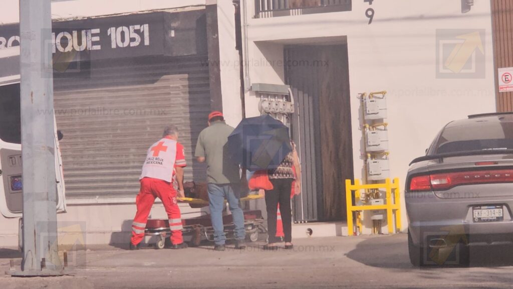 Hombre resulta lesionado tras caer de un balcón en Infonavit Nacional