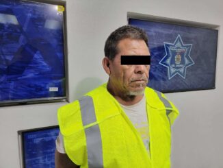 Rocía a su esposa y su hija con gasolina para matarlas; lo detienen