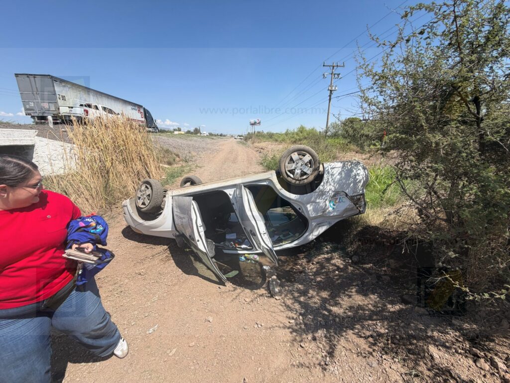 Vuelca vehículo del DIF Municipal en la carretera Chihuahua–Juárez; tres mujeres resultan lesionadas