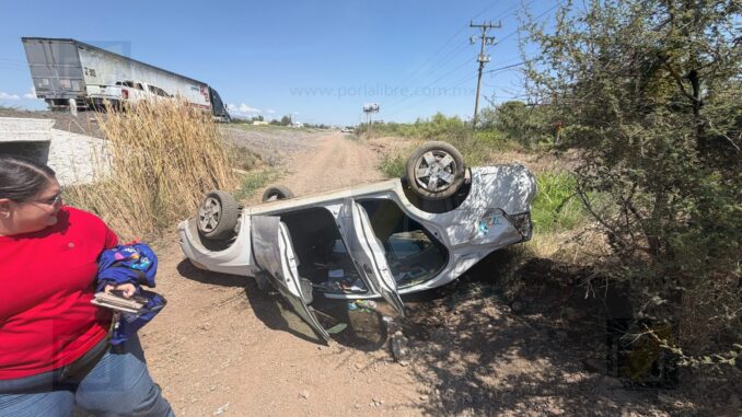 Vuelca vehículo del DIF Municipal en la carretera Chihuahua–Juárez; tres mujeres resultan lesionadas