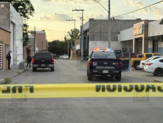 Hallan a hombre sin vida en estacionamiento de paquetería; investigan presunta sobredosis