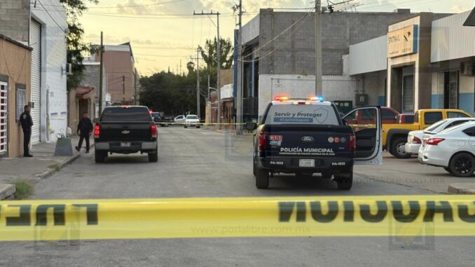 Hallan a hombre sin vida en estacionamiento de paquetería; investigan presunta sobredosis