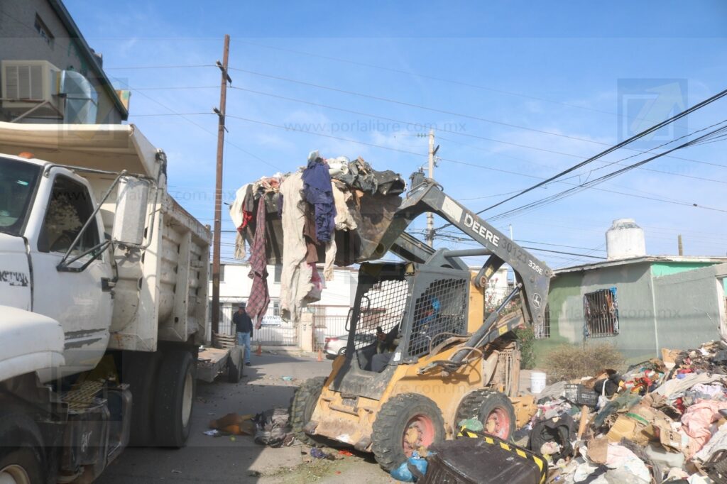 Atiende Gobierno Municipal reporte de vivienda con acumulación de basura