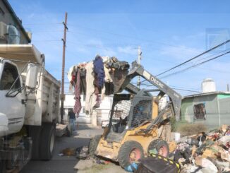 Atiende Gobierno Municipal reporte de vivienda con acumulación de basura