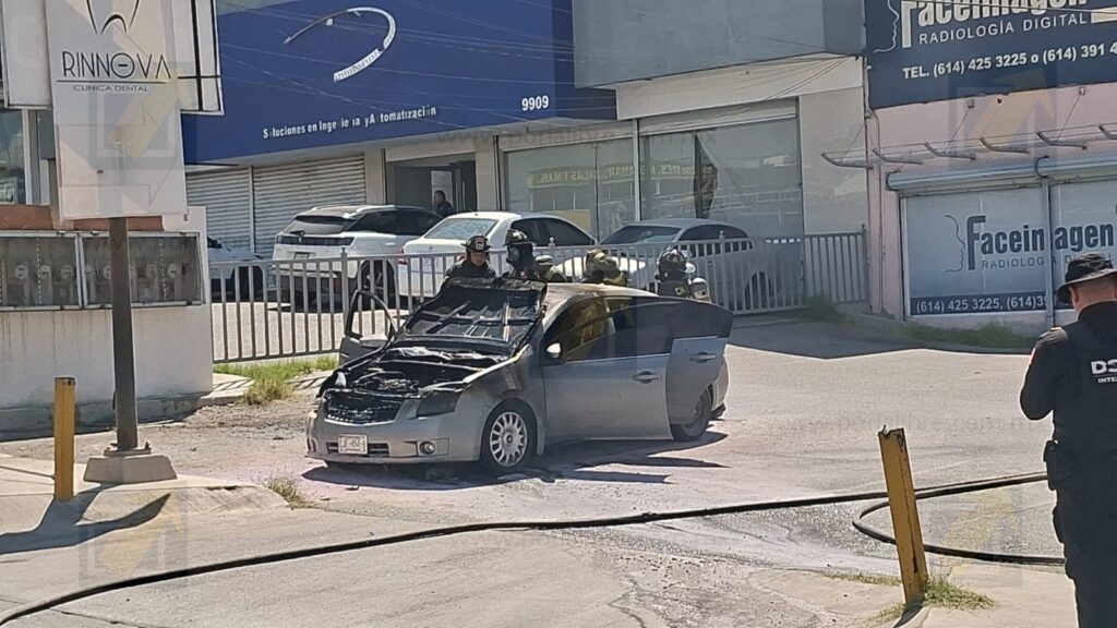 Falla mecánica termina en incendio y consume por completo un vehículo en el periférico de la Juventud