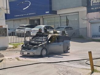 Falla mecánica termina en incendio y consume por completo un vehículo en el periférico de la Juventud
