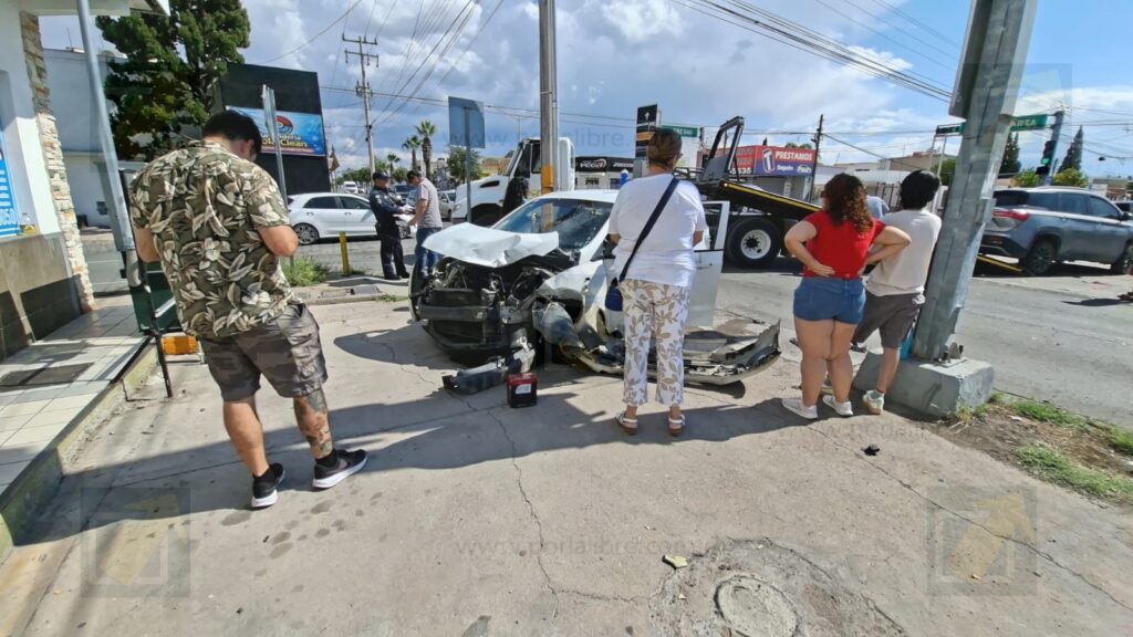 Se pasa el semáforo en rojo y provoca fuerte choque frente a estación del Bowí