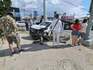 Se pasa el semáforo en rojo y provoca fuerte choque frente a estación del Bowí