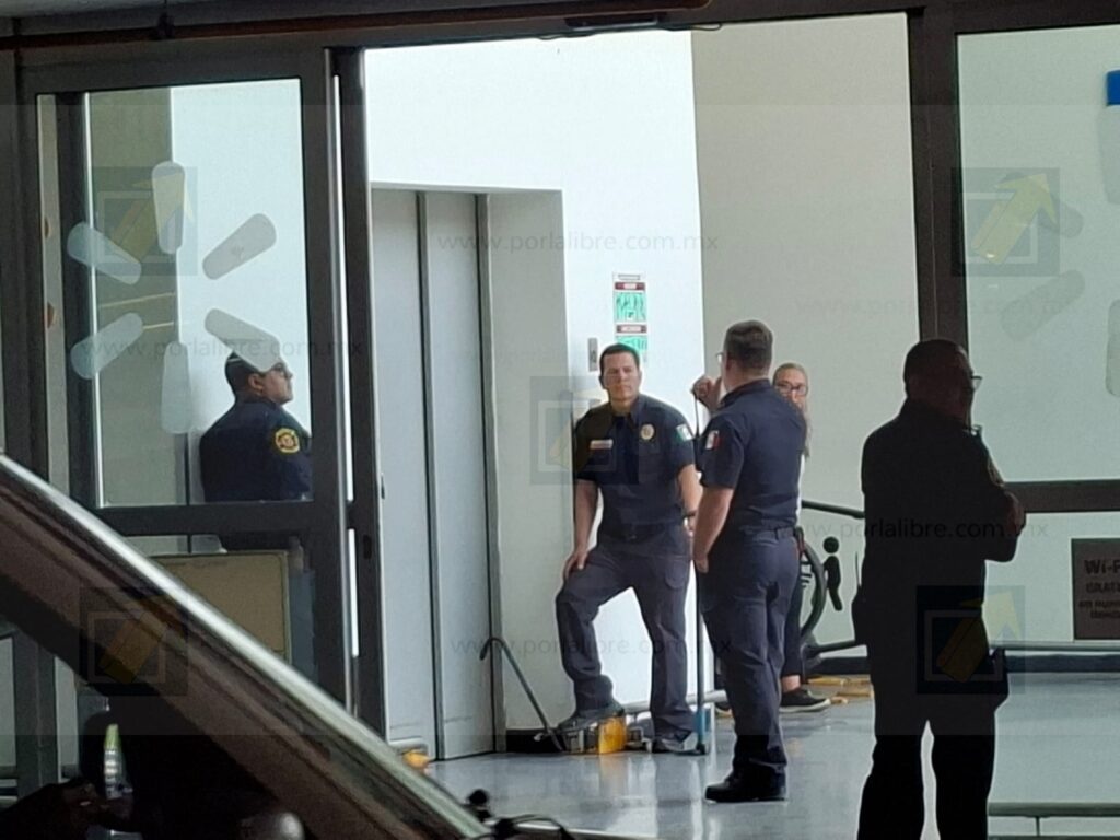 Tres menores y dos adultos quedan atrapados en un elevador