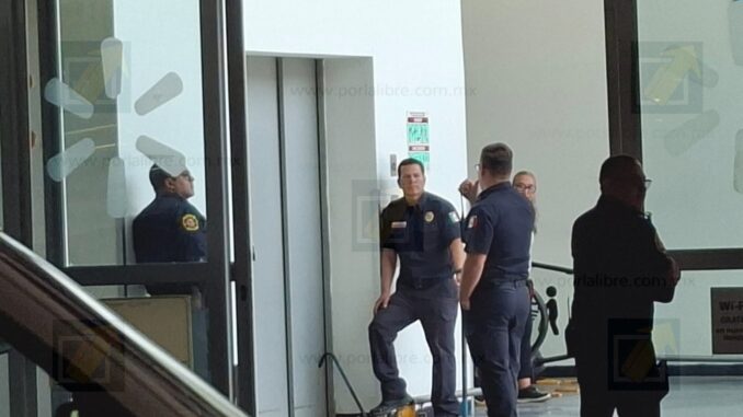  Tres menores y dos adultos quedan atrapados en un elevador