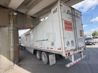 Tráiler queda atorado tras impactar trabe de puente en Teófilo Borunda Sur