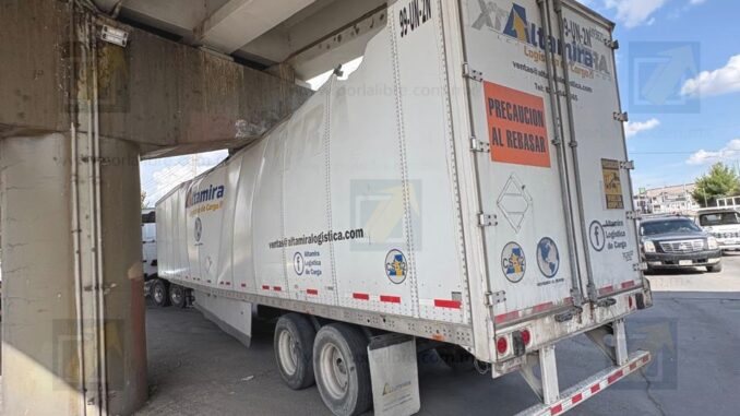 Tráiler queda atorado tras impactar trabe de puente en Teófilo Borunda Sur