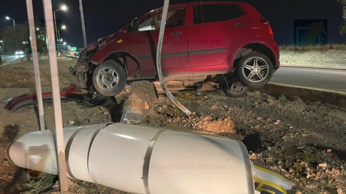 Vuela por la carretera y termina estrellado contra anuncio en la Chihuahua-Aldama