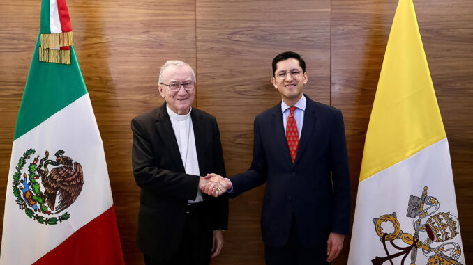 Roberto Velasco dialoga con secretario de Estado del Vaticano sobre agenda bilateral