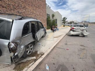 Exceso de velocidad provoca choque contra edificio;  tres lesionados