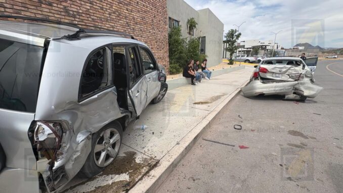 Exceso de velocidad provoca choque contra edificio;  tres lesionados