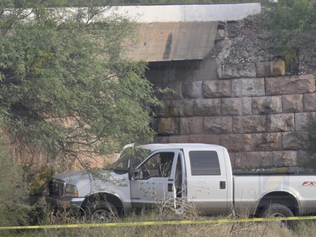 Adulto mayor fallece al volante tras salir de la carretera rumbo a Cuauhtémoc