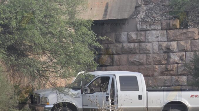 Adulto mayor fallece al volante tras salir de la carretera rumbo a Cuauhtémoc
