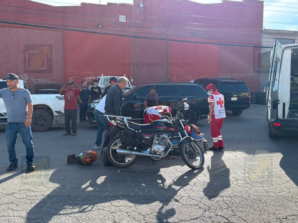 Motociclista resulta lesionado tras choque en calles de la colonia Parral