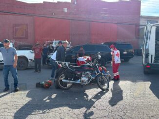Motociclista resulta lesionado tras choque en calles de la colonia Parral