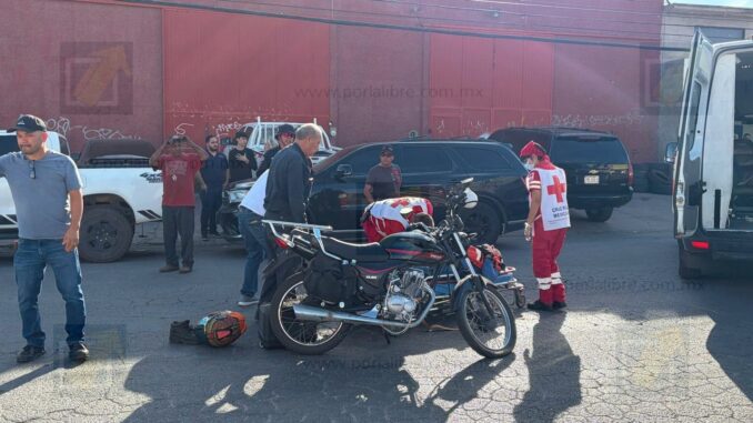 Motociclista resulta lesionado tras choque en calles de la colonia Parral