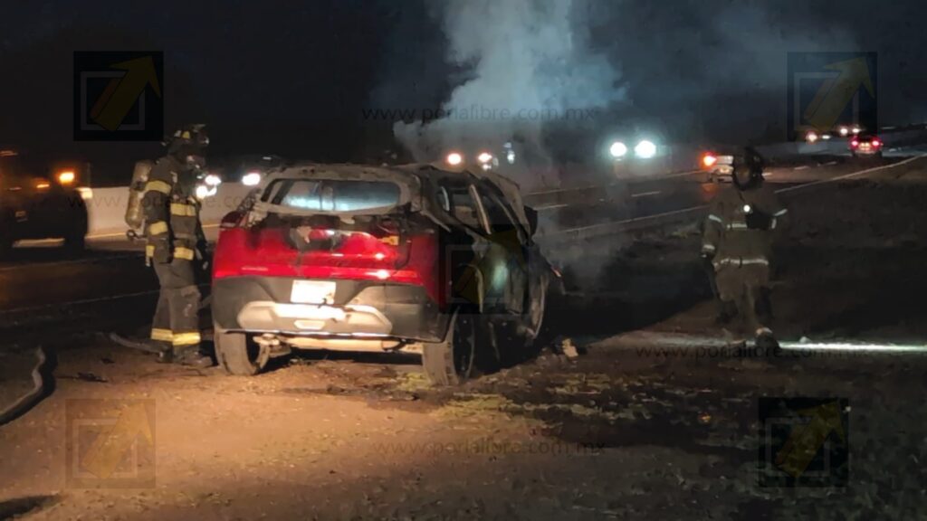 Conductor escapa segundos antes de que su camioneta fuera devorada por las llamas