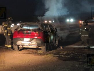 Conductor escapa segundos antes de que su camioneta fuera devorada por las llamas