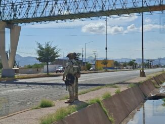 Retiran manta con mensaje de amenaza en puente peatonal de la colonia Plan de Ayala