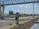Retiran manta con mensaje de amenaza en puente peatonal de la colonia Plan de Ayala