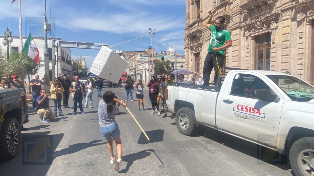 Protesta por desabasto de agua termina con pintas y exigencia de renuncia de Mario Mata en Palacio de Gobierno
