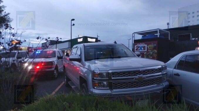 Mujer es engañada y sufre robo de 150 mil pesos tras retirar efectivo de un banco en Plaza Cumbres