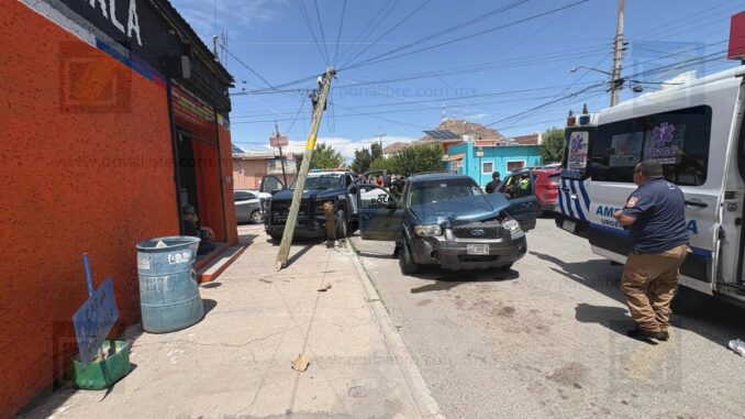 Patrulla municipal provoca encontronazo por no hacer alto; termina contra una ferretería en la colonia Obrera