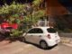 Árbol de gran tamaño cae sobre vehículo estacionado y provoca daños materiales