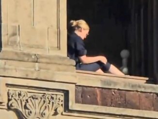 Florencia Franco, la mujer que tomó el sol en una ventana de Palacio Nacional, renuncia a su cargo