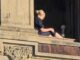 Florencia Franco, la mujer que tomó el sol en una ventana de Palacio Nacional, renuncia a su cargo