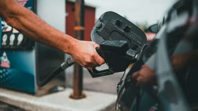 Refrendan gobierno y gasolineros acuerdos de estabilización de precios de la gasolina regular y el diésel