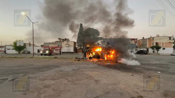 Incendio consume puesto de comida en Infonavit Nacional; bomberos evitan explosión de tanque de gas