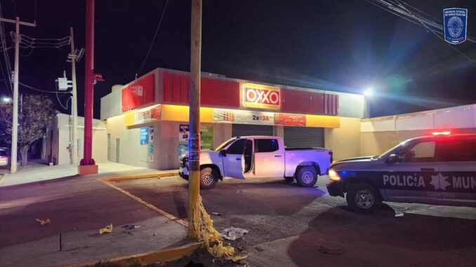 Dejan con narcomensaje a hombre golpeado y amarrado a un poste en Cuauhtémoc