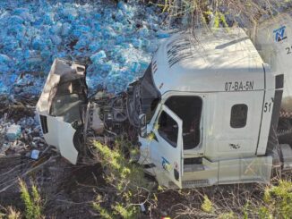 Tráiler cargado con agua embotellada cae al Río Chuvíscar tras salida de en Libramiento Oriente