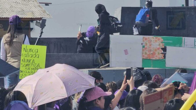 Vandalizan glorieta de Pancho Villa previo a marcha del Día Internacional de la Mujer