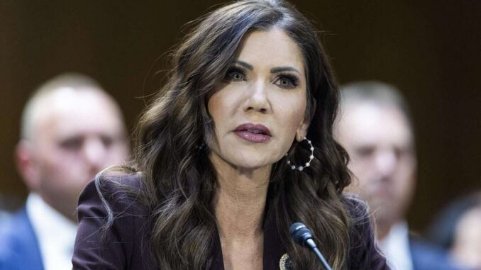 Demócratas en el Senado van por iniciar una investigación contra Kristi Noem